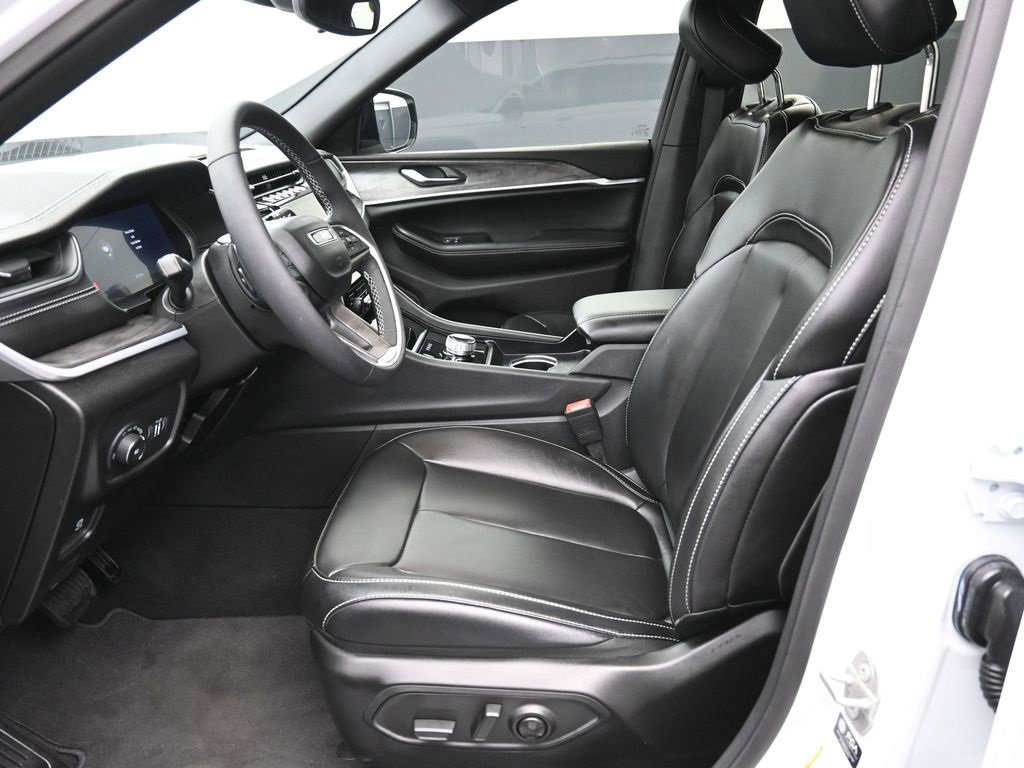 Used 2024 Jeep Grand Cherokee L Limited w/ Black Appearance Package image 21