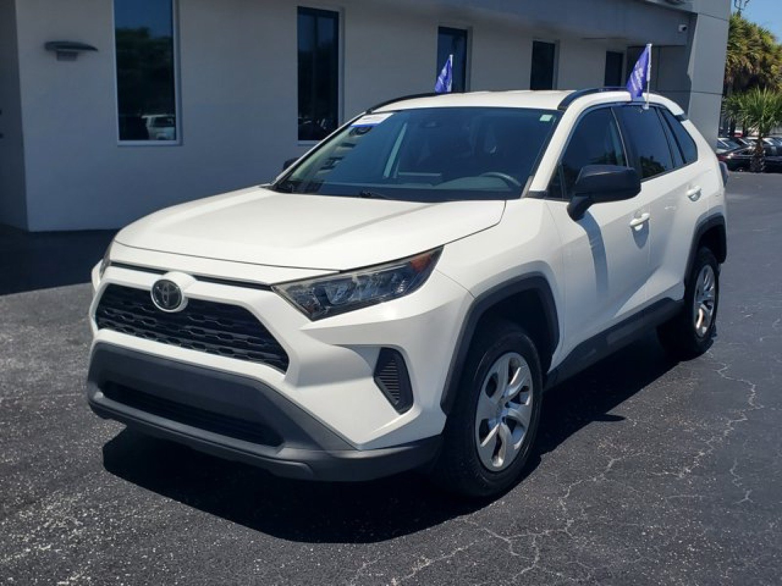 Used 2020 Toyota RAV4 LE FWD image 3
