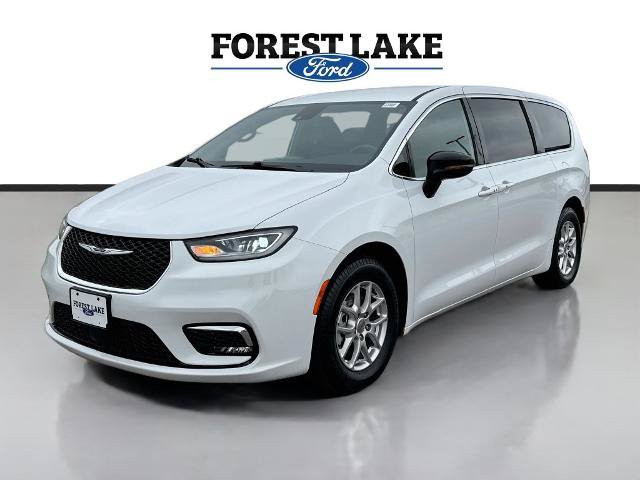 Used 2025 Chrysler Pacifica Select FWD image 3