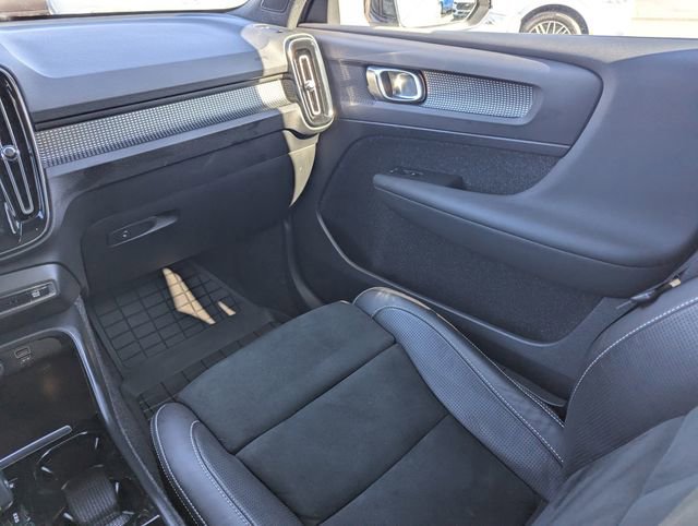 Used 2021 Volvo XC40 T5 R-Design w/ Protection Package Premier image 16