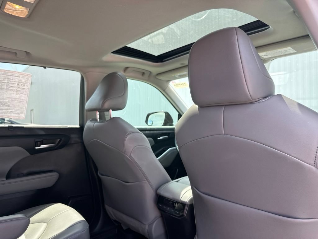 Used 2021 Toyota Highlander XLE AWD/4WD image 29