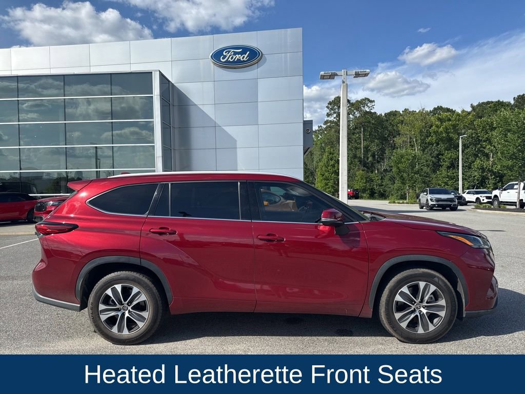 Used 2022 Toyota Highlander XLE FWD image 2