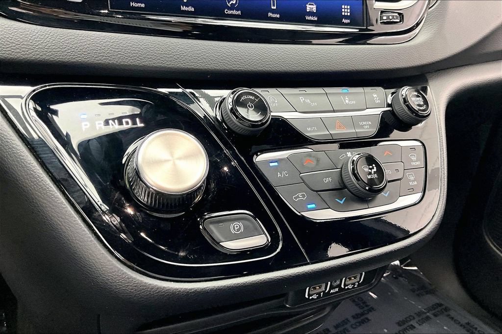 Used 2025 Chrysler Pacifica Select FWD image 32