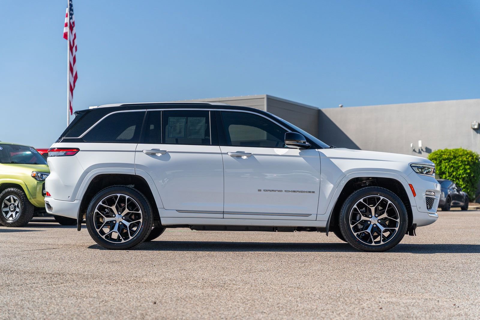 Used 2022 Jeep Grand Cherokee Summit image 8