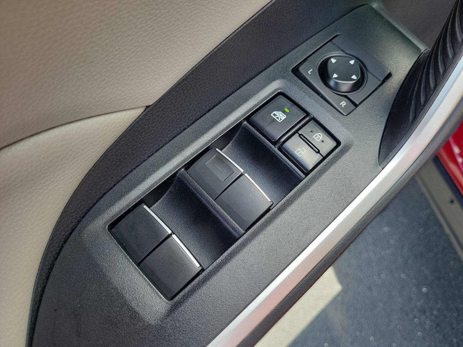 Used 2019 Toyota RAV4 XLE Premium FWD image 16