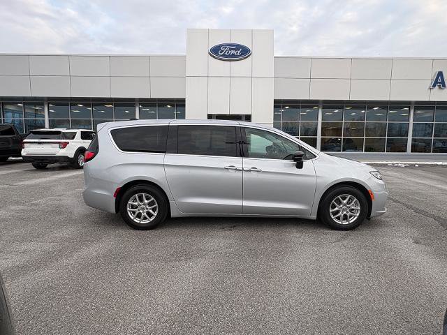 Used 2024 Chrysler Pacifica Touring-L image 7