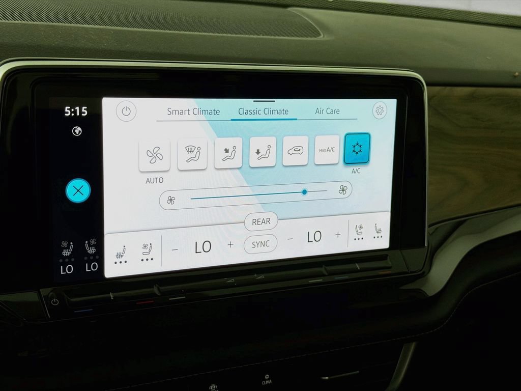 Used 2024 Volkswagen Atlas SE w/ Panoramic Sunroof Package FWD image 21