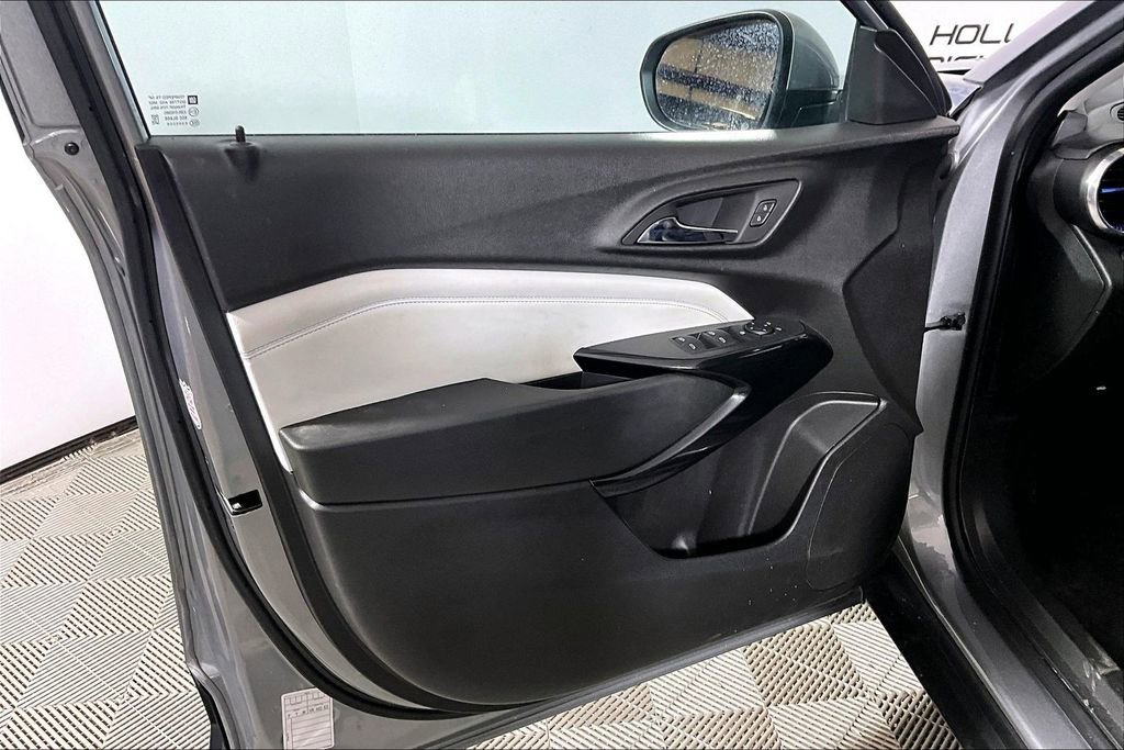 Used 2025 Chevrolet Trax LT w/ LT Convenience Package FWD image 18