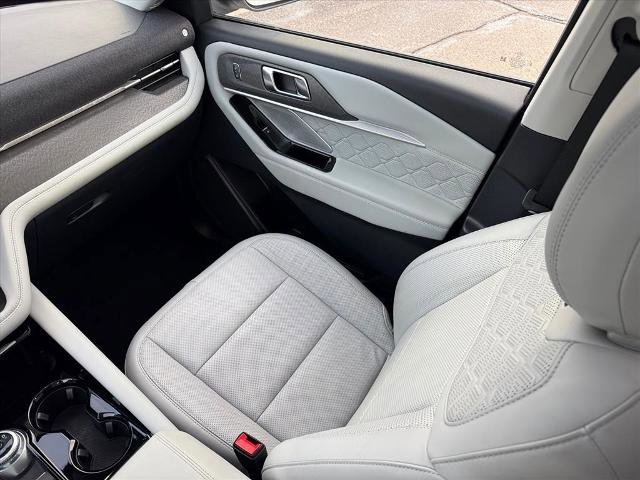 Certified 2025 Ford Explorer Platinum w/ Ultimate Package image 18