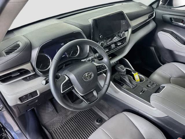 Used 2023 Toyota Highlander XLE FWD image 2