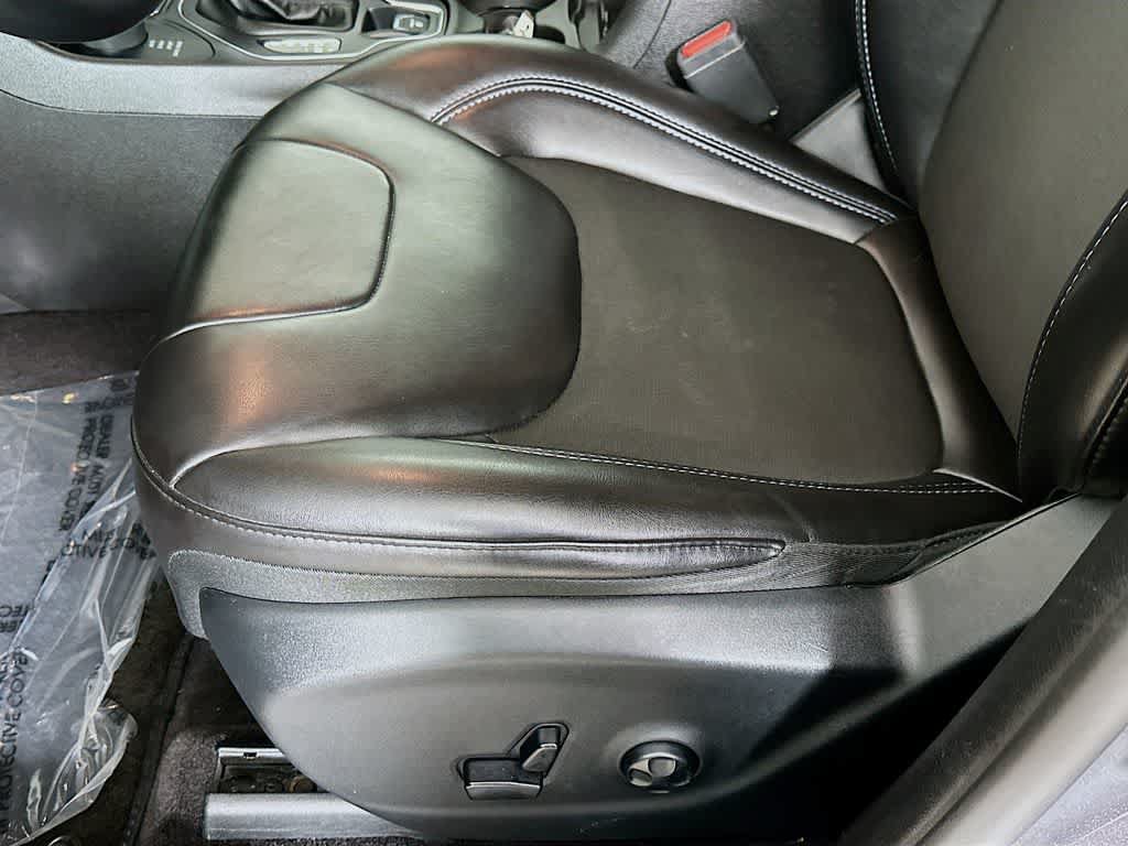 Used 2019 Jeep Cherokee Latitude Plus w/ Cold Weather Group AWD/4WD image 30