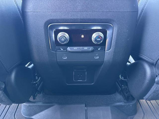 Used 2022 GMC Yukon SLT w/ SLT Premium Package image 18