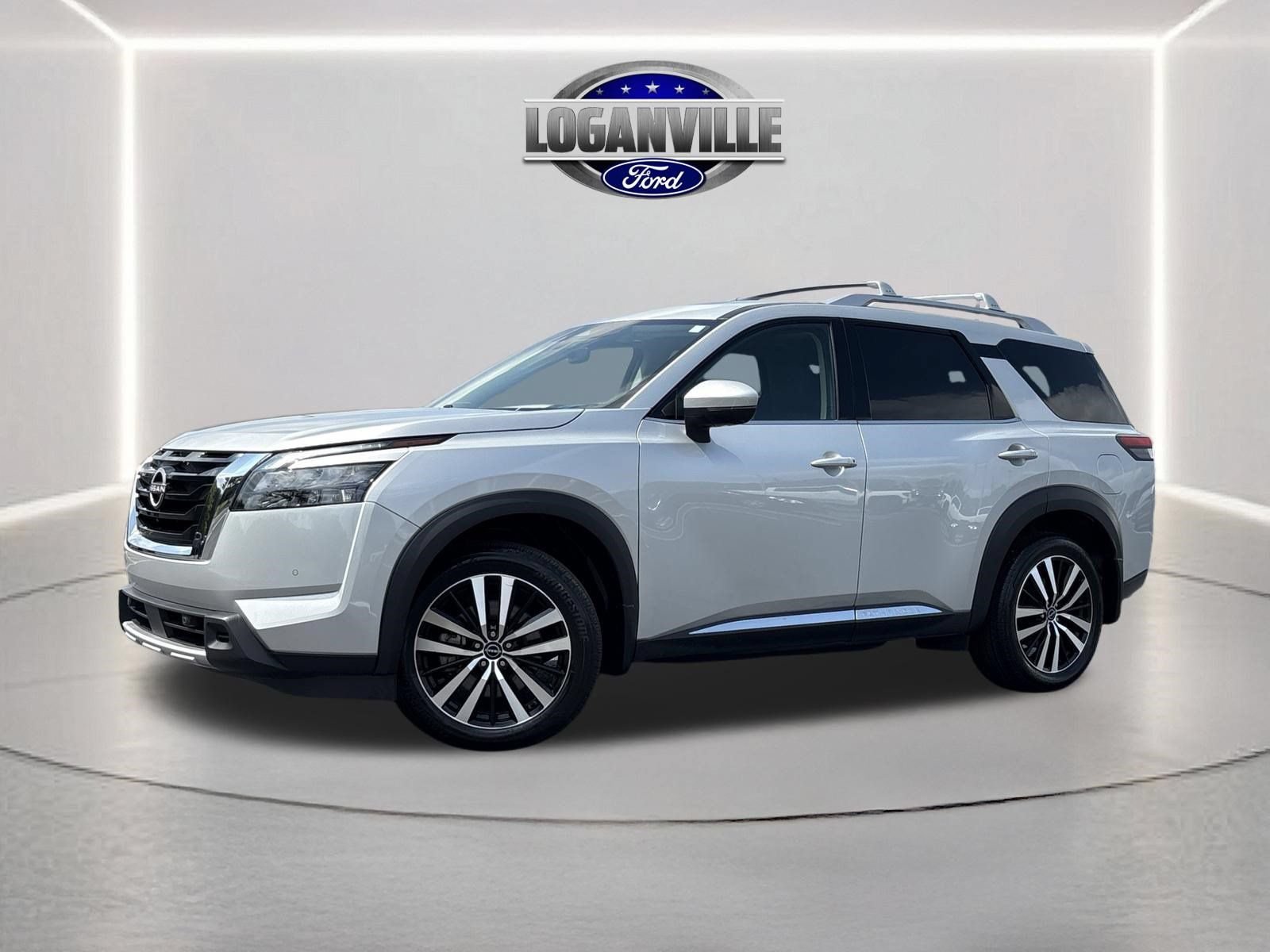Used 2025 Nissan Pathfinder Platinum w/ Cargo Package AWD/4WD image 1