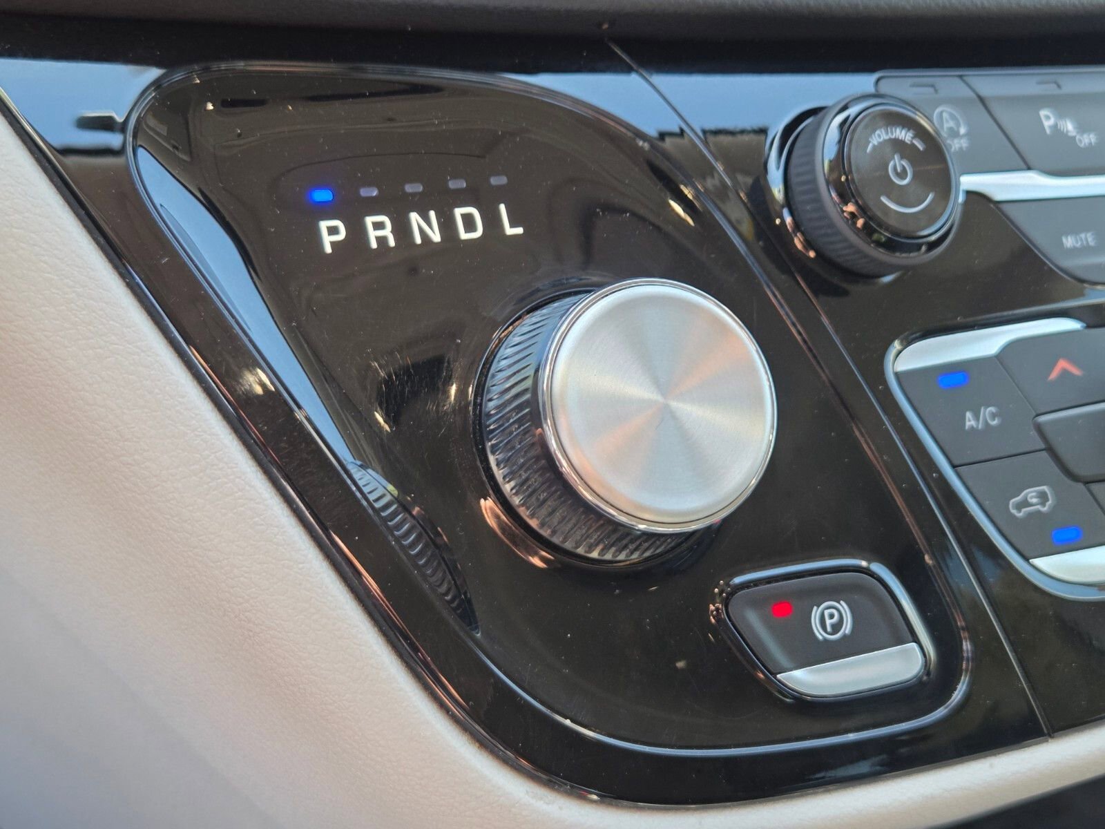 Used 2024 Chrysler Pacifica Touring-L FWD image 23