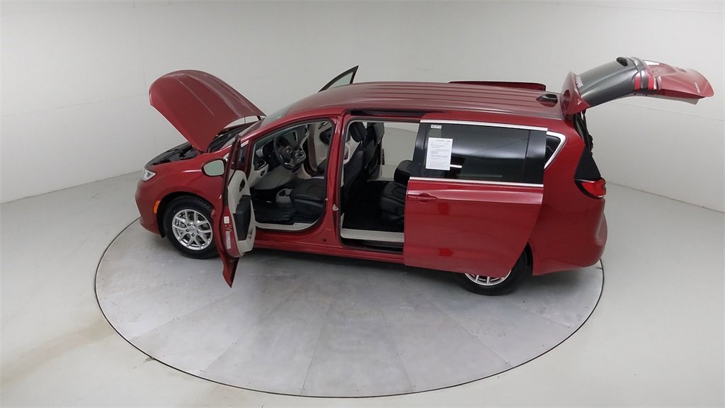 Used 2024 Chrysler Pacifica Touring-L image 52