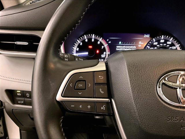 Used 2024 Toyota Highlander XLE AWD/4WD image 17