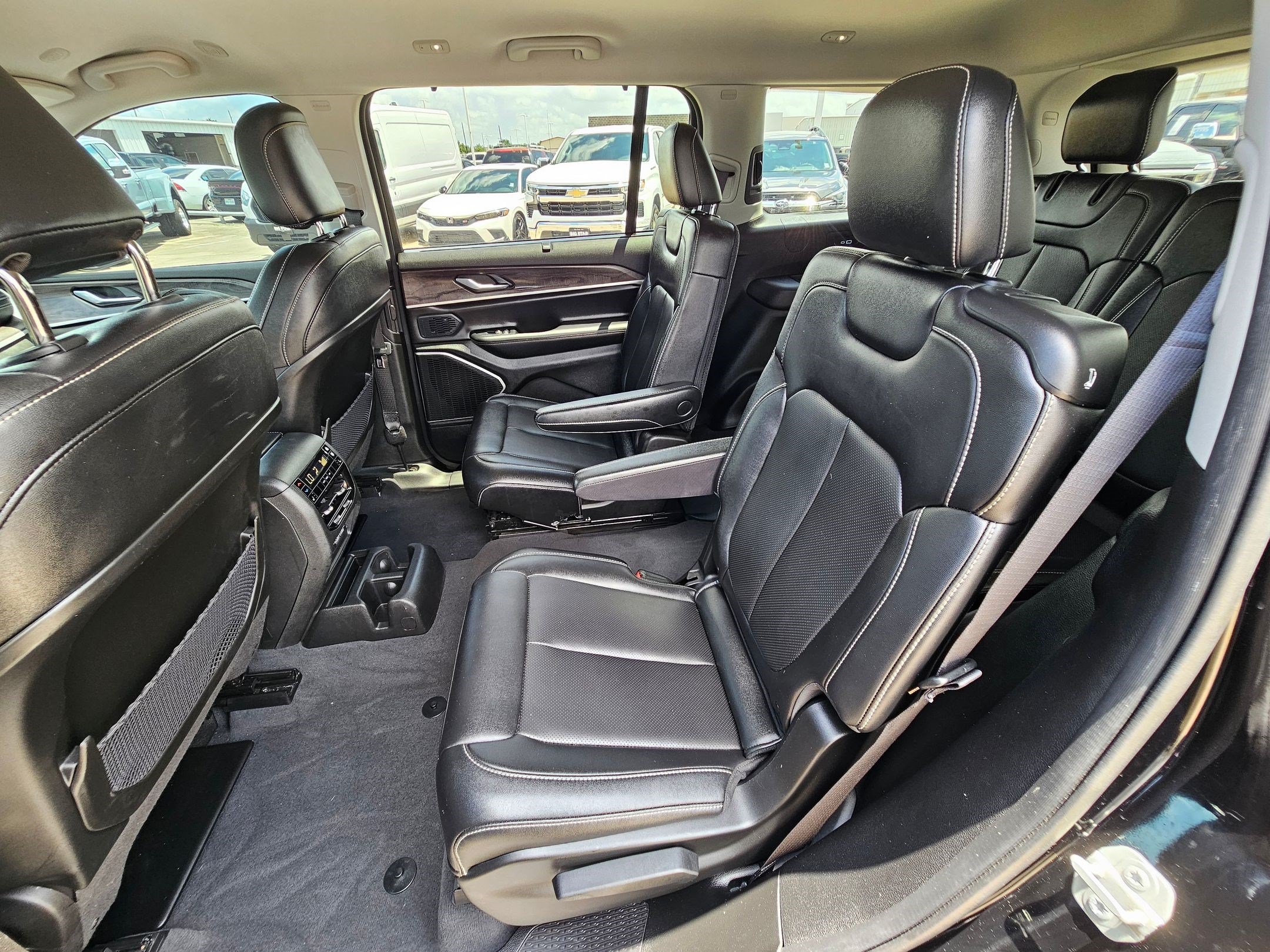 Used 2023 Jeep Grand Cherokee L Limited w/ Luxury Tech Group II AWD/4WD image 28