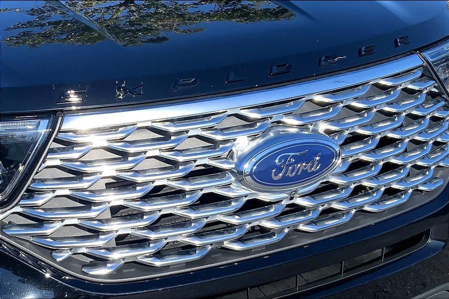 Certified 2023 Ford Explorer Platinum w/ Technology Package AWD/4WD image 30