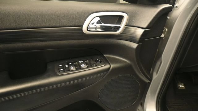 Used 2020 Jeep Grand Cherokee Altitude AWD/4WD image 13