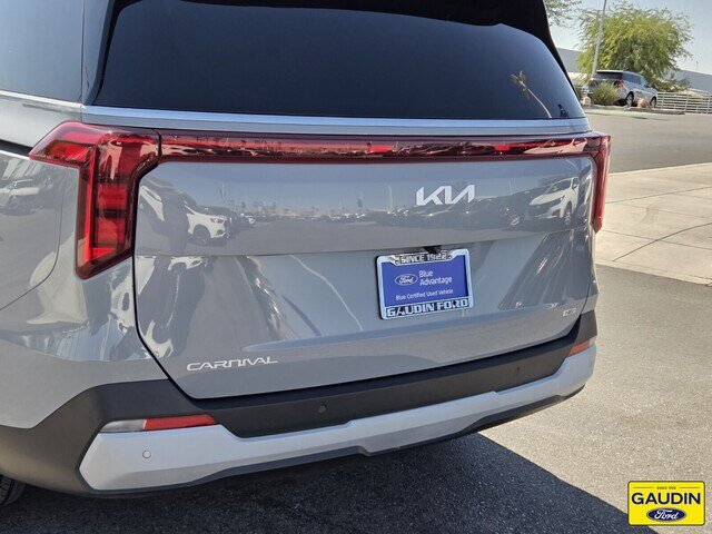 Used 2025 Kia Carnival EX FWD image 6