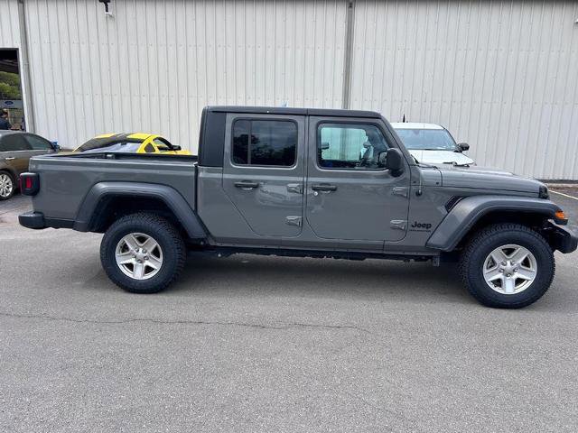 Used 2023 Jeep Gladiator Sport image 2