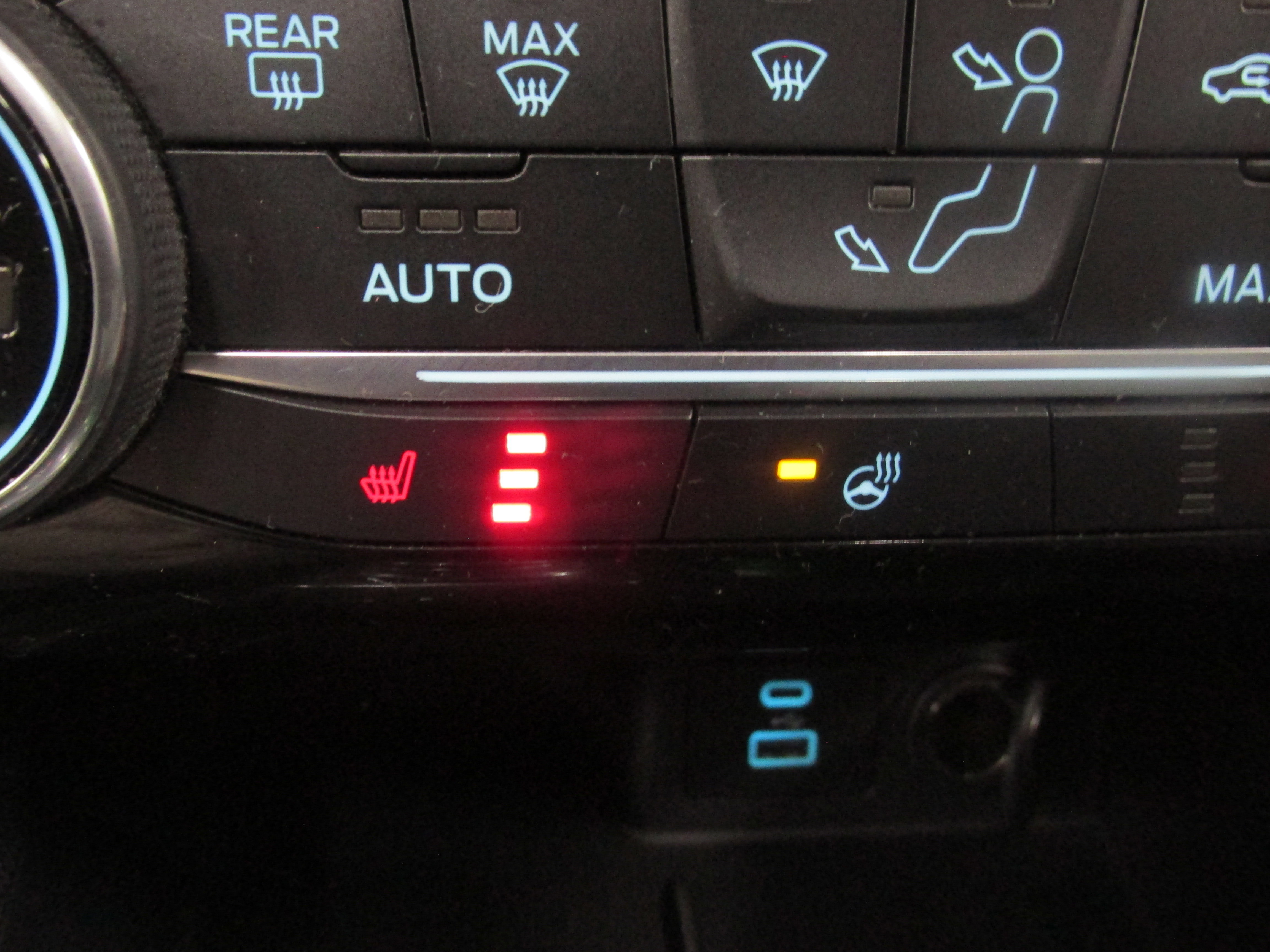 Certified 2021 Ford Escape SE w/ SE Sport Appearance Package image 32