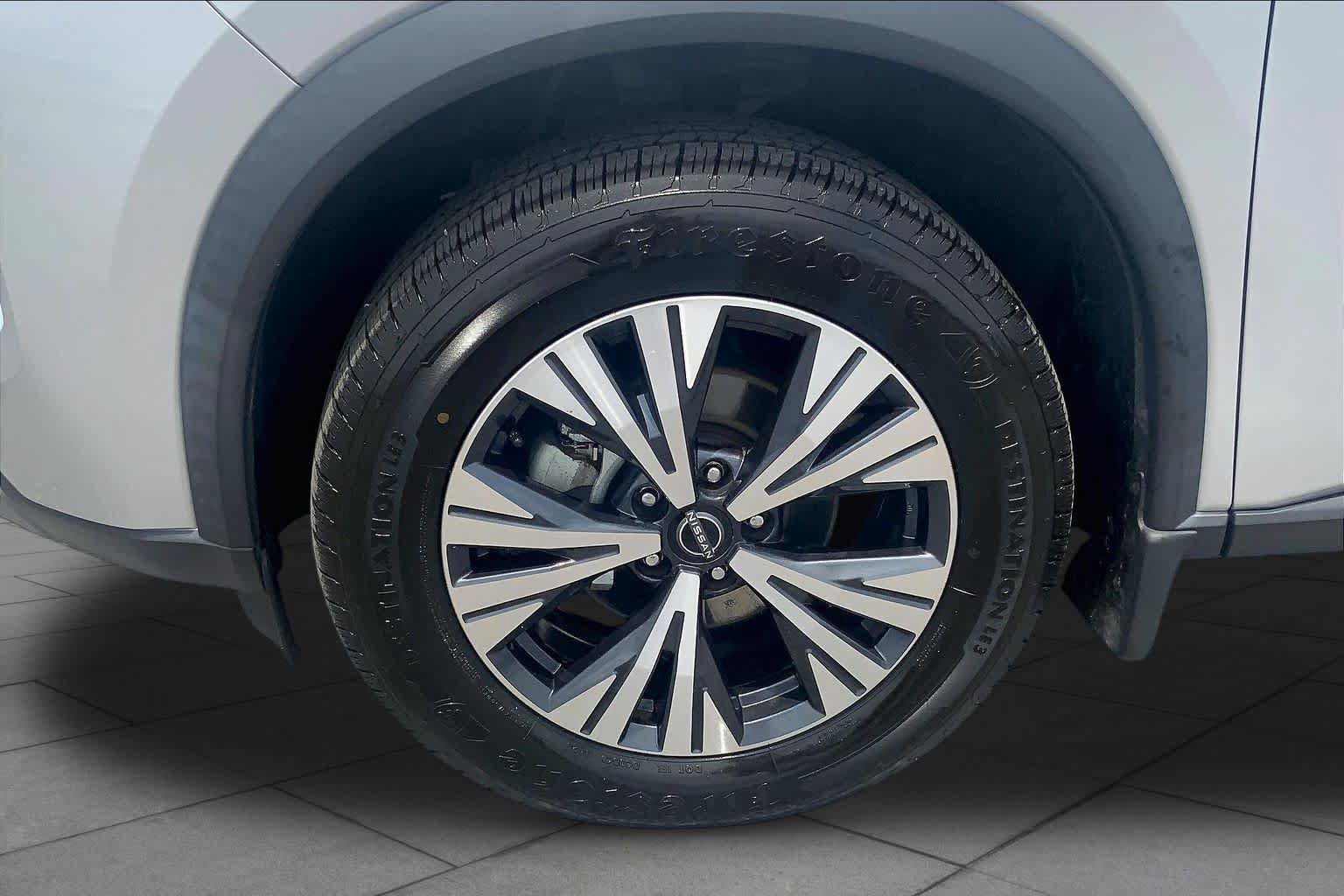 Used 2023 Nissan Rogue SV w/ SV Premium Package FWD image 11