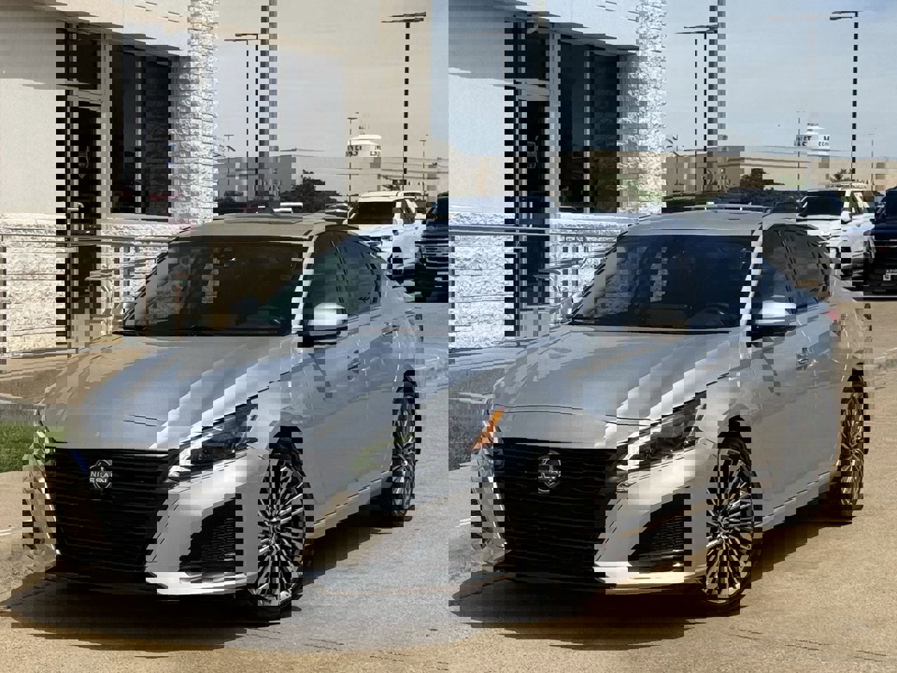 Used 2023 Nissan Altima 2.5 SL image 2