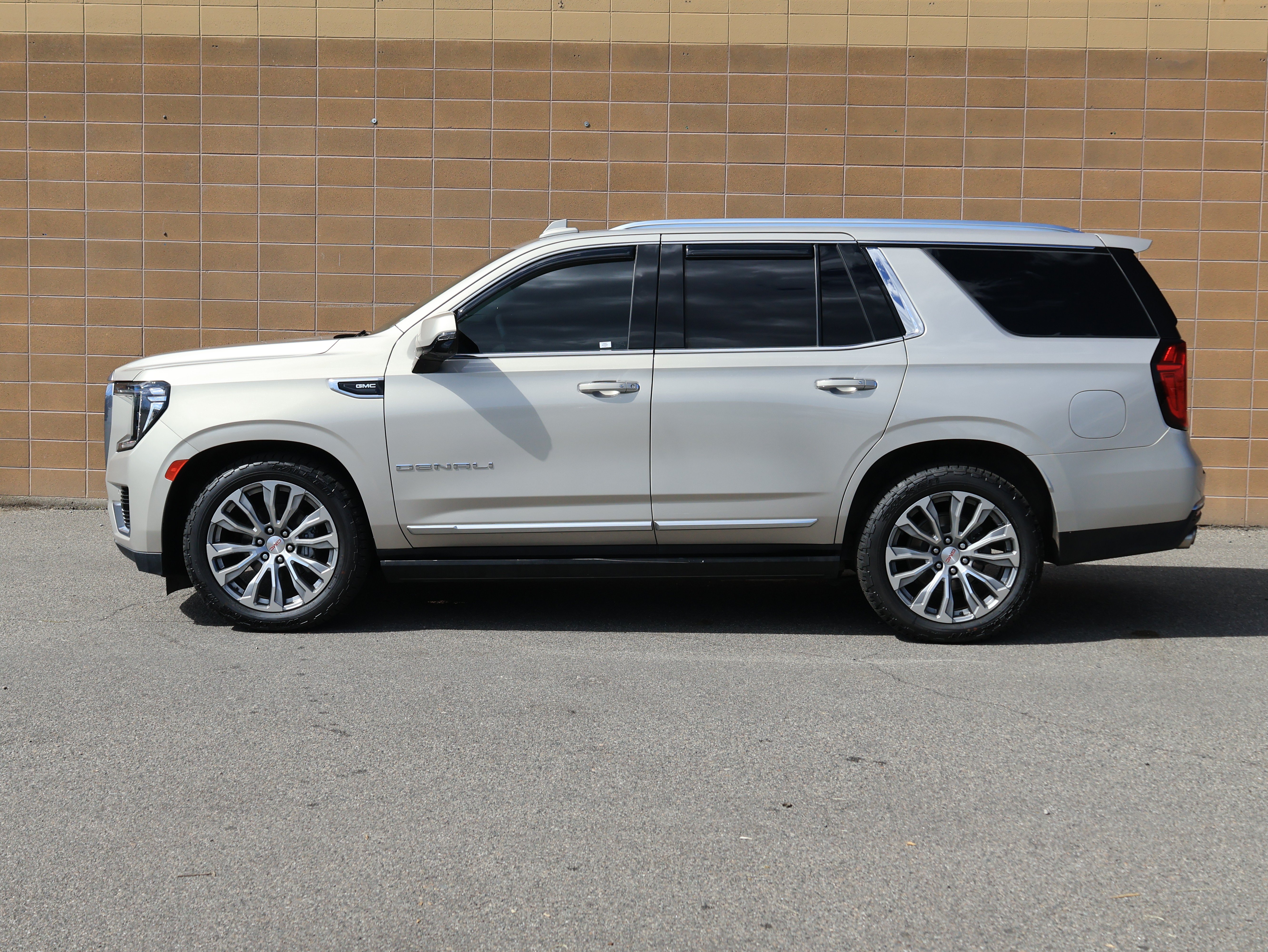 Used 2021 GMC Yukon Denali w/ Denali Ultimate Package AWD/4WD image 8
