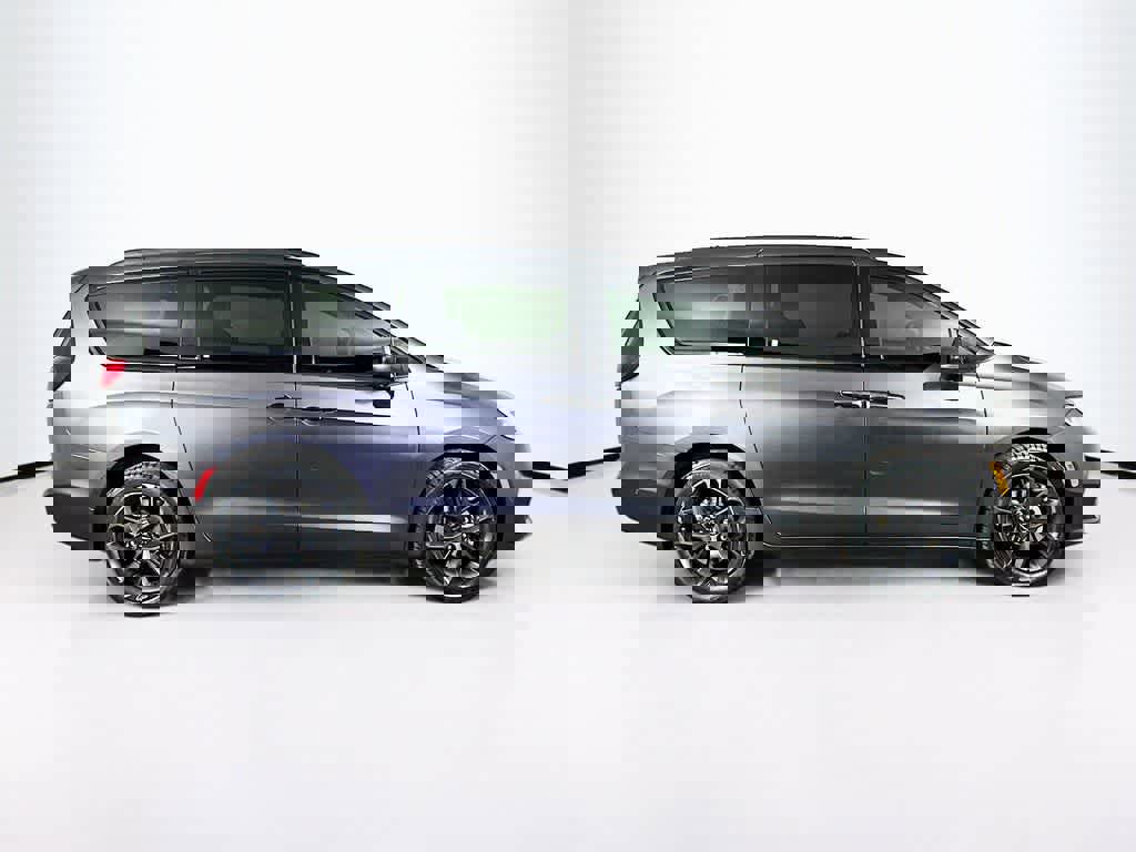 Used 2022 Chrysler Pacifica Limited w/ Uconnect Theater Family Group image 6