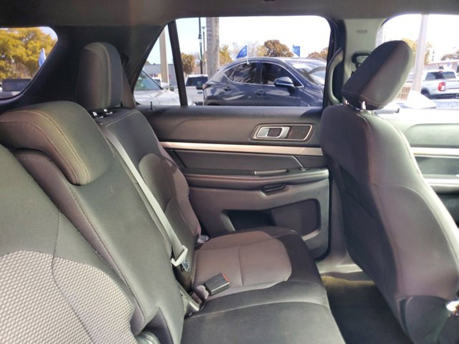 Certified 2018 Ford Explorer XLT FWD image 30