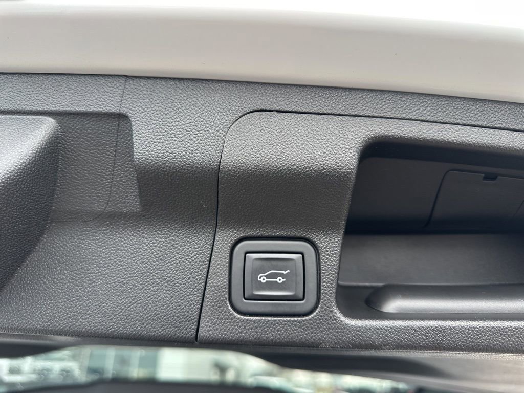 Used 2023 GMC Acadia SLT image 17