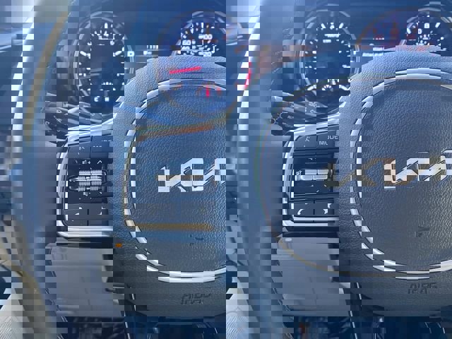 Used 2024 Kia Carnival EX image 31