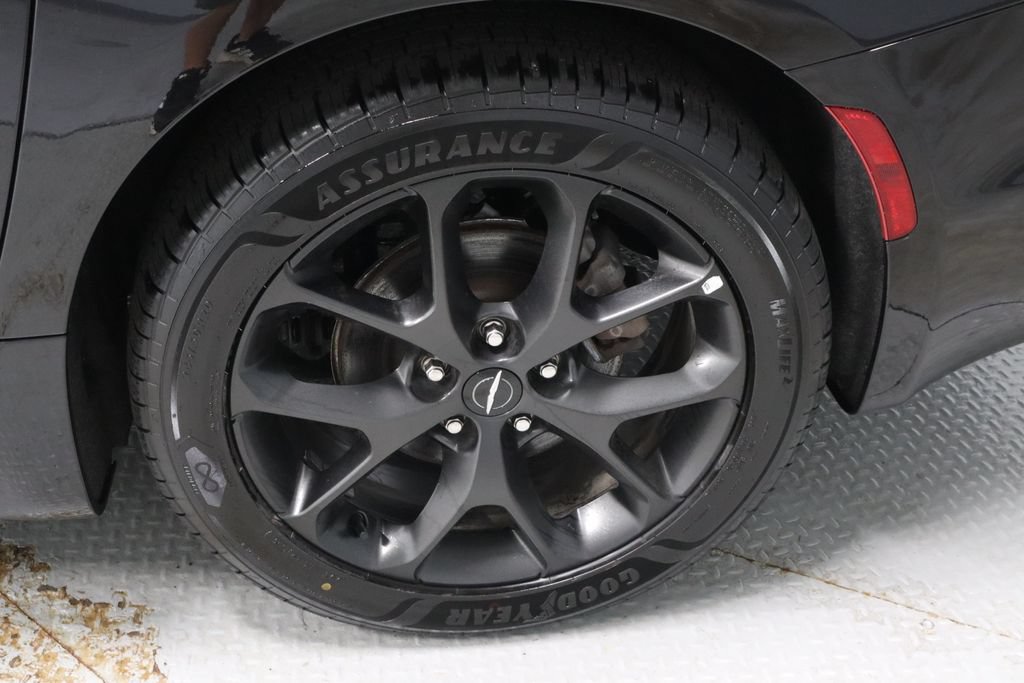Used 2025 Chrysler Pacifica Limited FWD image 19