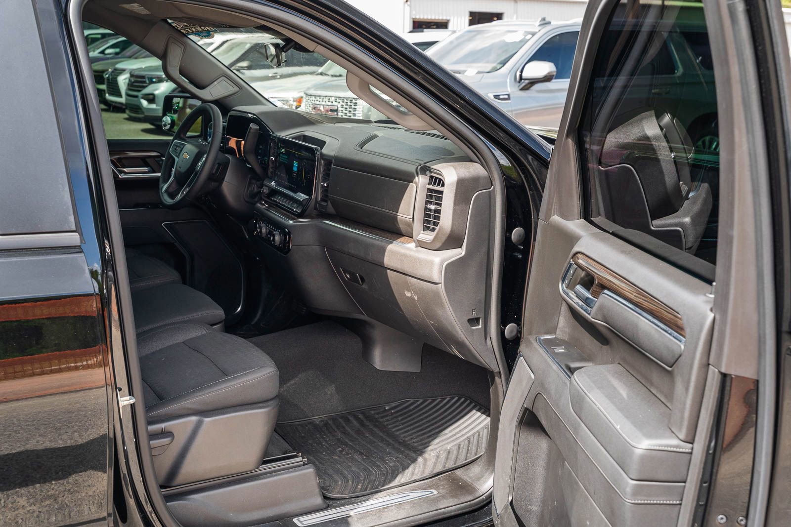 Used 2023 Chevrolet Silverado 1500 LT image 13