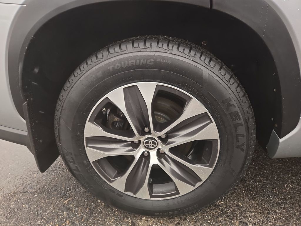 Used 2022 Toyota Highlander XLE AWD/4WD image 2
