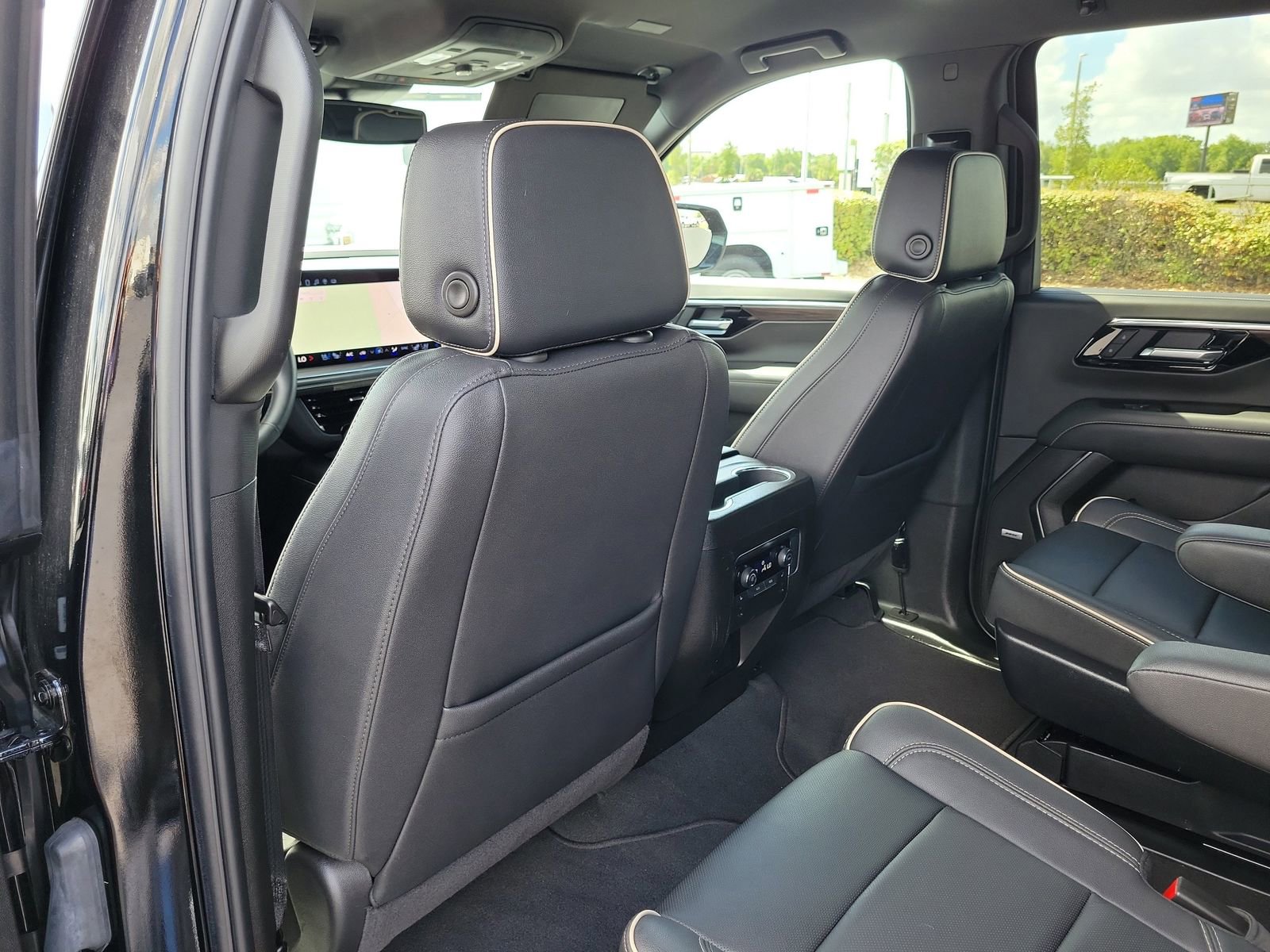Used 2025 Chevrolet Suburban Premier AWD/4WD image 10