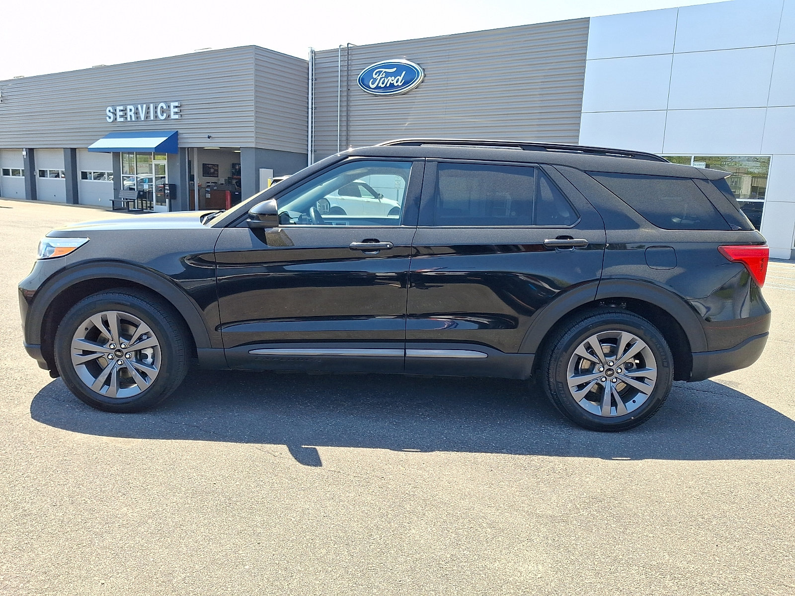 Certified 2022 Ford Explorer XLT w/ Equipment Group 202A AWD/4WD image 6
