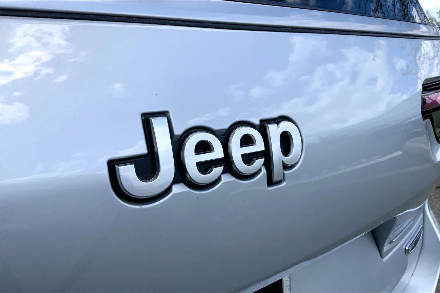 Used 2023 Jeep Grand Cherokee L Summit w/ Luxury Tech Group V AWD/4WD image 10