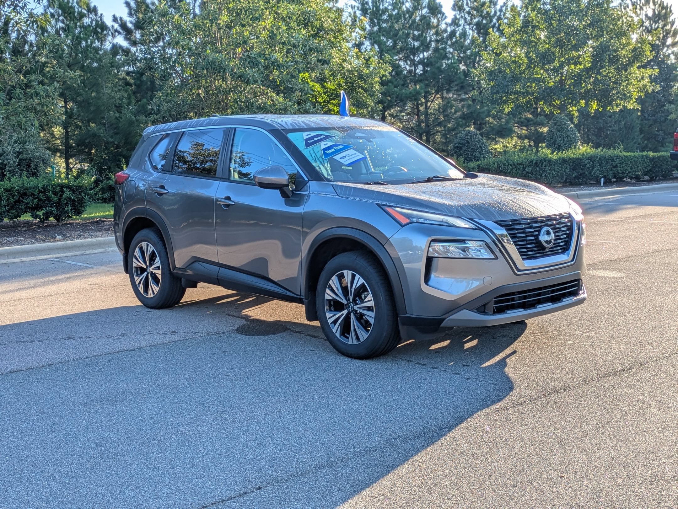 Used 2023 Nissan Rogue SV FWD image 2