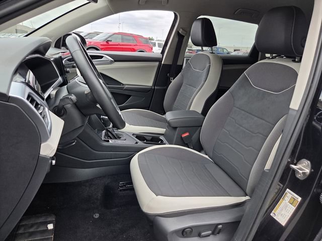 Used 2025 Volkswagen Taos SE FWD image 9