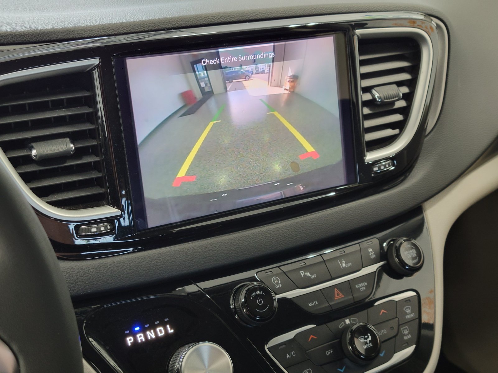 Used 2023 Chrysler Pacifica Touring-L FWD image 21