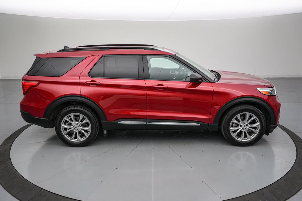 Certified 2024 Ford Explorer XLT w/ Equipment Group 202A AWD/4WD image 3