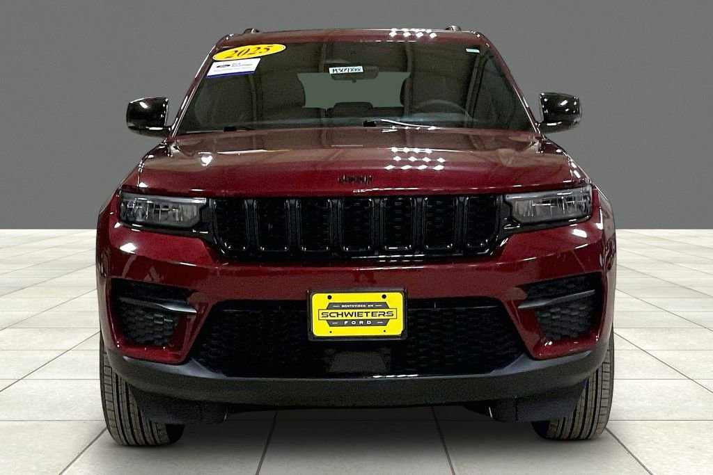 Used 2025 Jeep Grand Cherokee Altitude AWD/4WD image 3