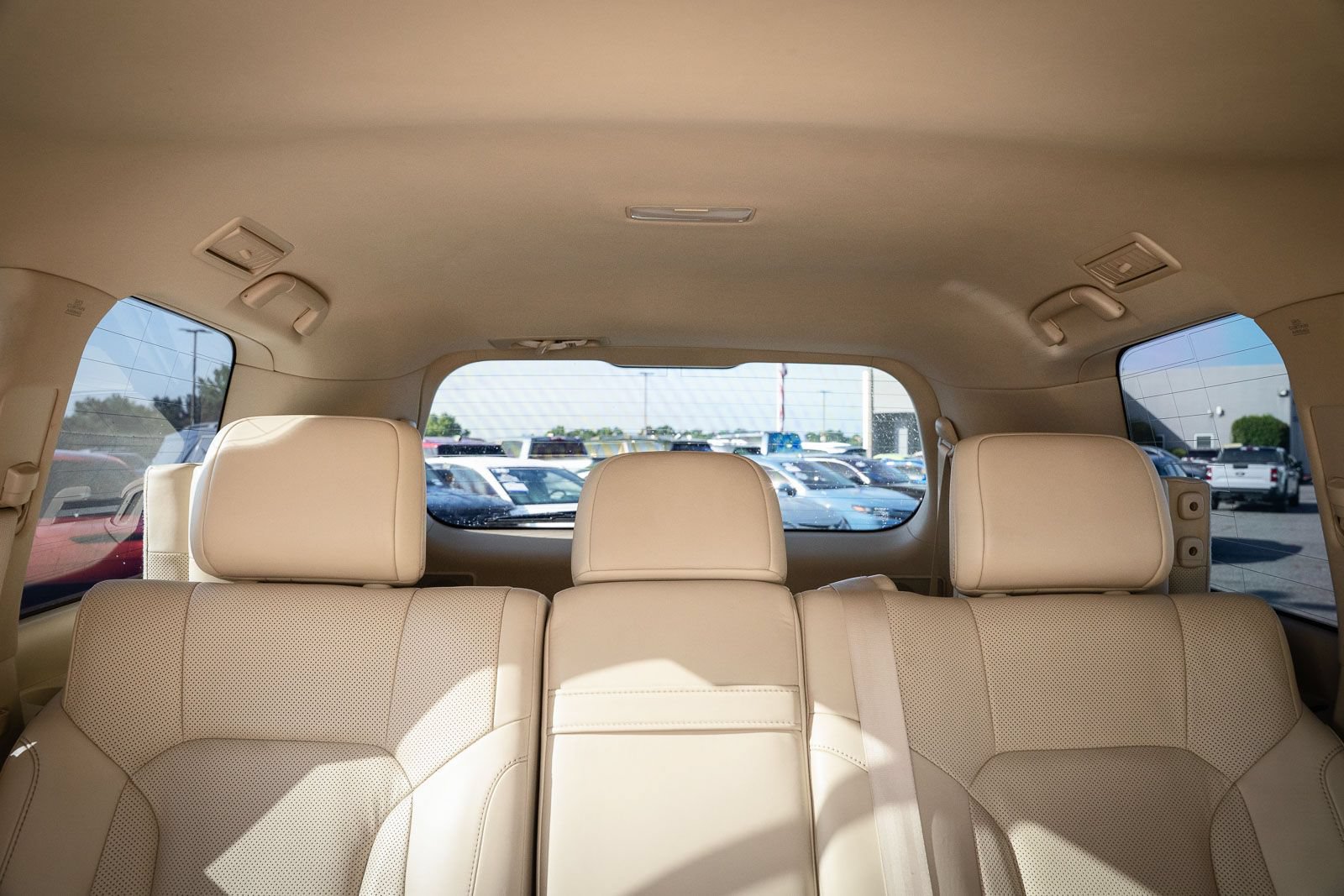 Used 2020 Lexus LX 570 4WD w/ Luxury Package image 18