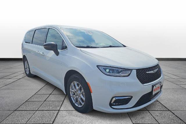 Used 2024 Chrysler Pacifica Touring-L FWD image 3