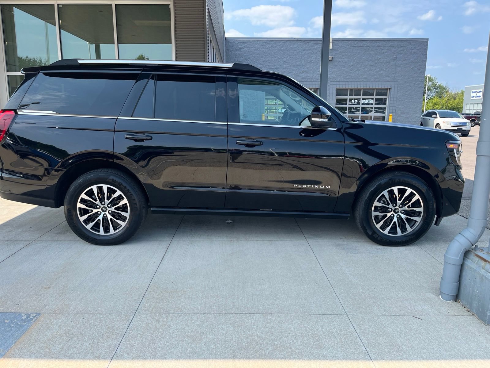 Certified 2025 Ford Expedition Platinum AWD/4WD image 11