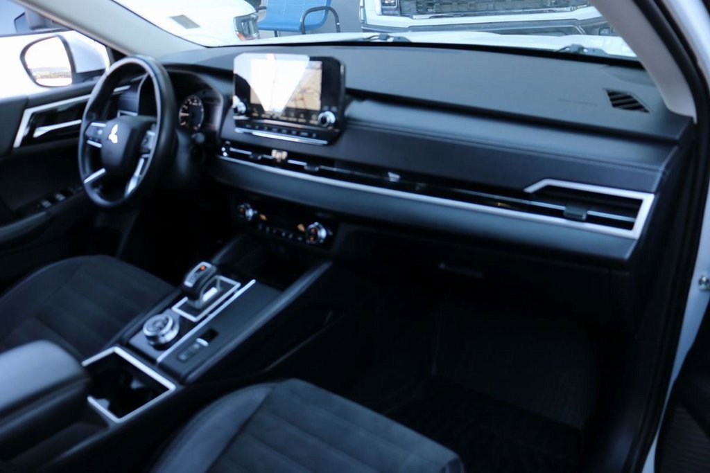Used 2024 Mitsubishi Outlander SE image 31