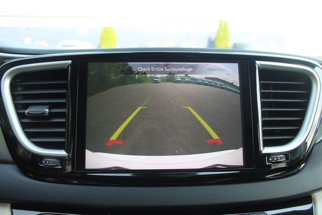 Used 2024 Chrysler Pacifica Touring-L FWD image 2