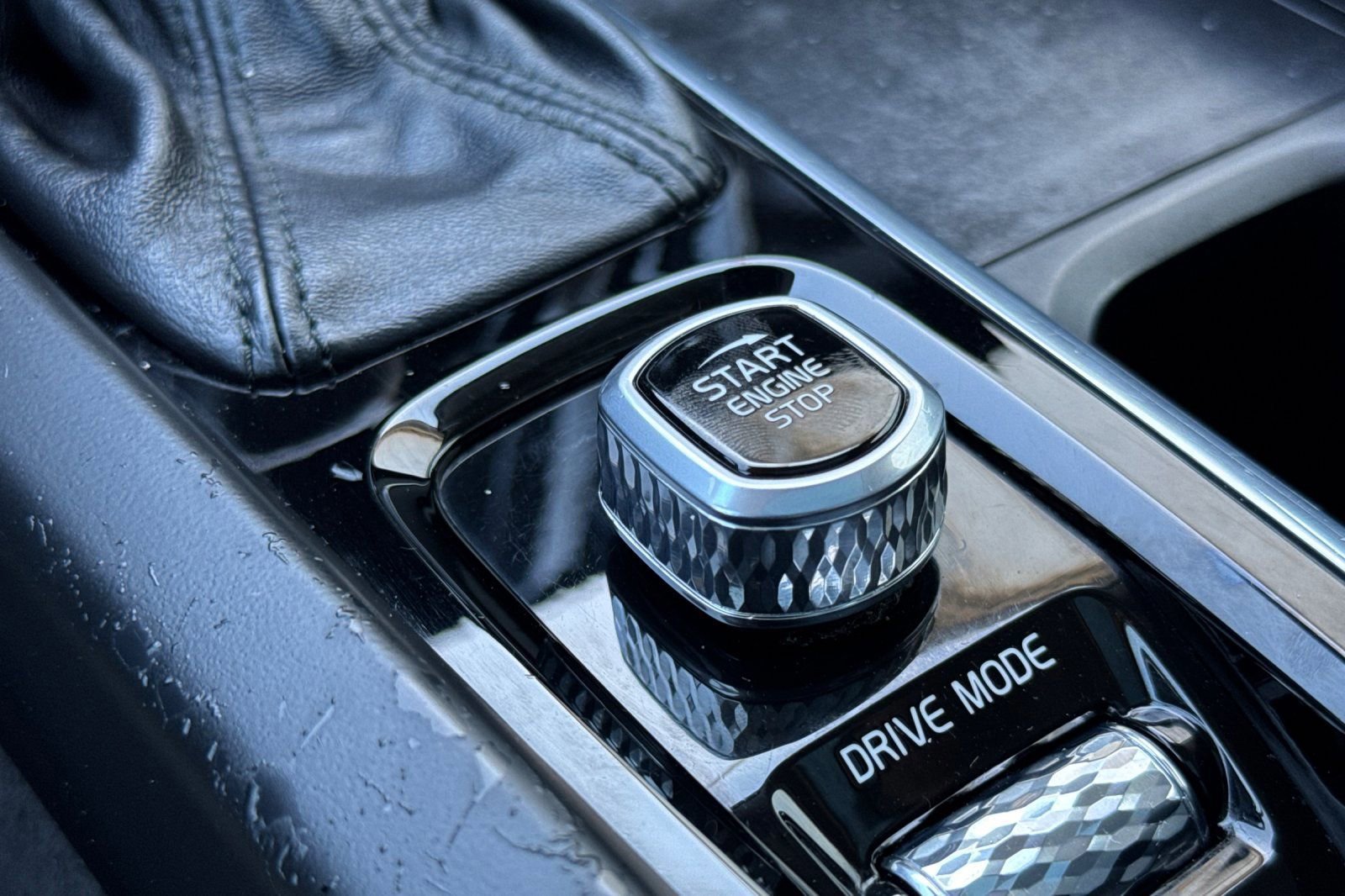 Used 2021 Volvo XC60 T6 Momentum image 24